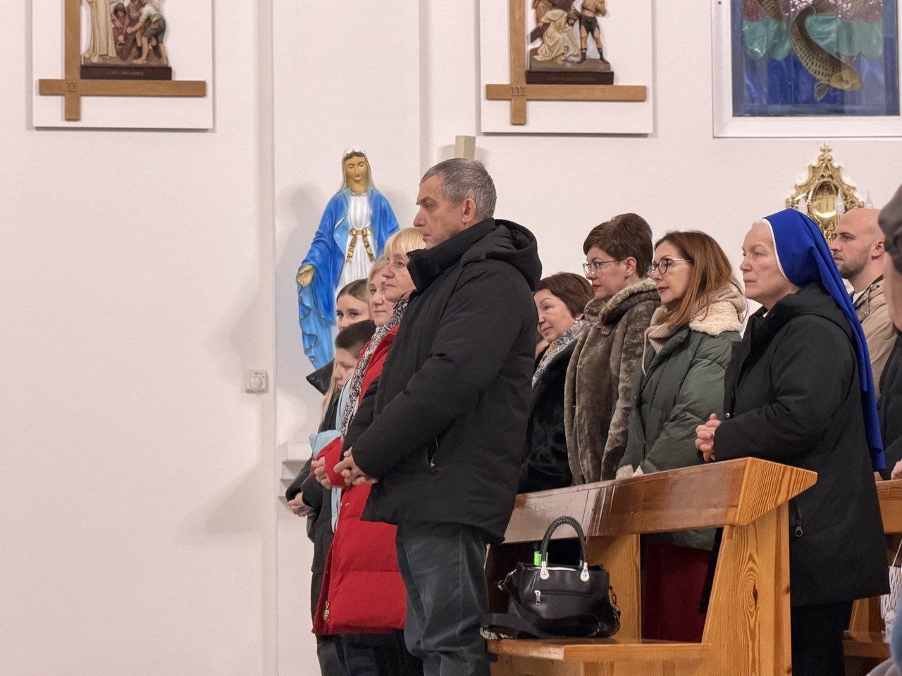 Александр Лукашенко поздравил соотечественников с Рождеством Христовым В этот светлый и долгожданный праздник сердца верующих преисполнены особым трепетом и надеждой Сокровенность Рождества приносит духовную радость объединяет в молитве и напоминает о том что жизнь является бесценным даром Озаряющий свет Вифлеемской звезды и сегодня наполняет дома истинной любовью милосердием и заботой о ближних Убежден христианские ценности будут и далее способствовать сохранению мира и согласия в обществе во благо родной Беларуси Президент пожелал всем крепкого здоровья добра и счастья Подпишись Минская правда MLYN by