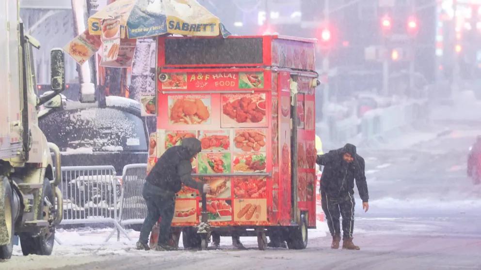 Зимний шторм парализовал Нью Йорк и привел к отмене сотен авиарейсов В Нью Йорке из за мощного зимнего шторма объявили штормовое предупреждение Национальная метеорологическая служба США прогнозирует сильный снег и гололед в городе ожидают до 13 сантиметров осадков к северу и северо востоку до 28 сантиметров Сильнее всего пострадали аэропорты По данным сервиса FlightAware в аэропортах им Джона Кеннеди Ла Гуардия и Ньюарк суммарно отменили 886 рейсов Власти Нью Йорка призвали жителей отказаться от необязательных поездок и по возможности оставаться дома The New York Times пишет что город переживает самый снежный шторм за последние три года и это в один из самых загруженных туристических уикэндов после Рождества Экстремальная погода ударила и по другим регионам США На Западном побережье также фиксируют перебои в авиасообщении Особенно тяжелая ситуация сложилась в Калифорнии где штормы сопровождаются ливнями сильным ветром и наводнениями По данным Los Angeles Times в Калифорнии уже погибли как минимум три человека В районах к северо востоку от Лос Анджелеса сходы грязевых потоков повредили дома и дороги автомобили уносило водой деревья вырывало с корнем Губернатор штата Гэвин Ньюсом объявил режим чрезвычайной ситуации в нескольких районах в том числе в округах Лос Анджелес и Сан Диего BILD Russian