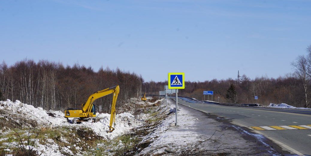 Специалисты дорожно-строительной компании СУ-4 приступили к ремонту участка автодороги федерального значения Южно-Сахалинск-Холмск.   На отрезке от 26 километра по 35 километр, расположенном в Анивском районе дорожные строители приведут в порядок проблемные участки асфальтобетонного покрытия, кюветную часть. На шести остановочных пунктах будет обустроено внешнее автономное освещение. Работы планируют завершить в течение трех с половиной месяцев. Отмечу, в Анивском муниципальном округе вскоре начинается переход на весенне-летнее содержание муниципальных дорог. До конца марта в районе приступят к противопаводковым мероприятиям. Задача дорожных служб — расчистка магистральных канав и водопропускных труб, которыми охвачены сёла и город Анива. Оголовки труб освободят от наледи и снега с помощью ручного труда и техники. После того, как позволят погодные и температурные условия силами МБУ Анивское «Благоустройство» и подрядных организаций будут заасфальтированы проблемные участки улично-дорожной сети.  Напомню, Валерий Лимаренко   ставит задачу уделять повышенное внимание состоянию дорог в районах. Это касается как их содержания — на улицах должно быть чисто и безопасно, так и ремонта — работы необходимо выполнять качественно и в срок.