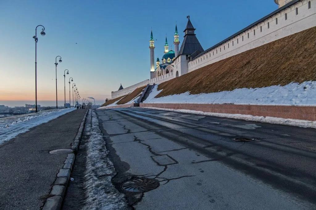 Погода в Казани вновь побила температурный рекорд  Максимальная температура воздуха составила +3,6 градуса. Предыдущий максимум за 29 января был достигнут в 2002 году. В этот день в столице РТ зафиксировали температуру в +1,7 градусов.  Первый температурный рекорд в 2025 году был достигнут 3 января. Этот день стал самым тёплым днём за 105 лет. В первую пятницу 2025 года воздух в городе прогрелся до +3,2 градуса. Предыдущий рекорд составлял +2,7 градуса.    KazanFirst     в бот