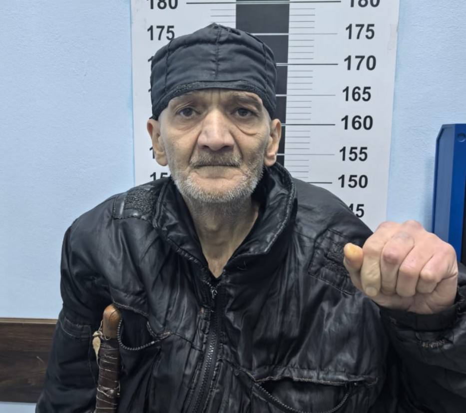 63 летнему горожанину напавшему на прошлой неделе на девушку в магазине на ул Пожарского грозит длительный арест Как сообщает ОсНова News сегодня срок содержания в изоляторе временного содержания продлили еще на трое суток В отношении него возбуждено уголовное дело по ч 1 ст 115 УК РФ Умышленное причинение лёгкого вреда здоровью Санкция статьи предусматривает арест сроком до 4 месяцев Инцидент произошел в табачном магазине на ул Пожарского Спровоцировав конфликт пожилой хулиган начал грубо выражаться в адрес девушки несколько раз ударил костылем в том числе по голове а также нанес ей ножевое ранение кисти и запястья После этого она вызвала полицию Неадекват сразу же был задержан Ранее он не раз был судим В его досье целый букет уголовных дел по таким статьям как хранение наркотиков грабеж умышленное причинение тяжкого вреда здоровью а также несколько раз по ст 314 УК РФ уклонение от отбывания ограничения свободы а также от применения принудительных мер медицинского характера  Момент нападения в тг канале ВЛАДИКАВКАЗ 18 newsvladikavkaz