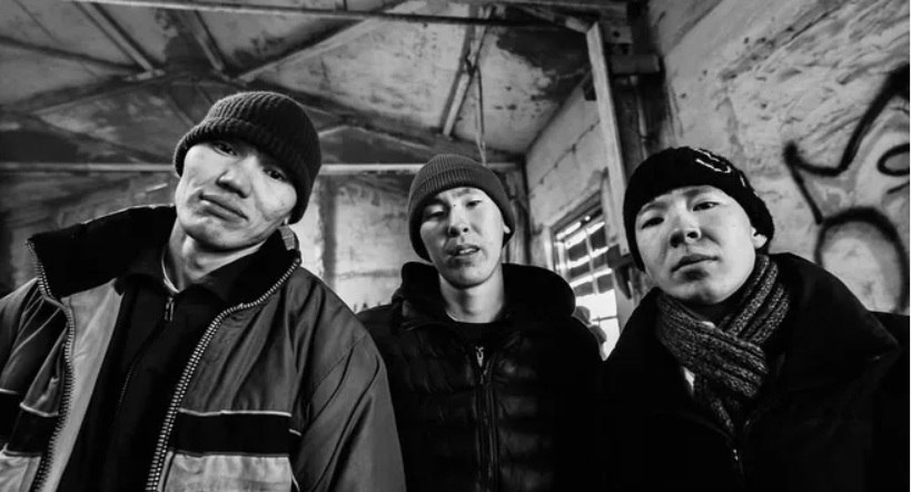 Якутские фильмы покоряют зрителей и стриминг Для якутского кинематографа прошлый год стал моментом когда локальный успех начал складываться в устойчивую систему Интерес зрителей который ещё недавно казался нишевым в 2025 году оформился в конкретный результат кассовые сборы достигли 280 млн рублей почти вдвое превысив прежний рекорд В кинотеатры пришли около 500 тысяч зрителей а наибольший отклик получили фильмы Кончится лето Диодорова Айхал и Спид Стар Рост проката сопровождался расширением инфраструктуры Сеть Экстра Синема выросла до 77 залов в Якутии и других регионах России включая новые территории что позволило национальному кино дольше удерживаться в репертуаре и наращивать аудиторию Одновременно якутское кино стало заметнее за пределами страны Платформа Amazon Prime Video приобрела права на показ четырёх фильмов режиссёра Степана Бурнашева открыв им доступ к зрителям в Европе Северной Америке и Австралии Фестивальные результаты при этом сохранились суммарно якутские режиссёры получили более 370 наград включая свыше ста зарубежных Отдельным событием стал выход военной драмы Алдан вышедшей в российский прокат и отмеченной специальным призом фестиваля военного кино На этом фоне внимание федеральных властей выглядит логичным продолжением процесса Президент России Владимир Путин поддержал культурные инициативы региона а власти Якутии анонсировали создание в 2026 году Фонда кино и анимации и подготовку проекта кинопавильона полного цикла в Якутске