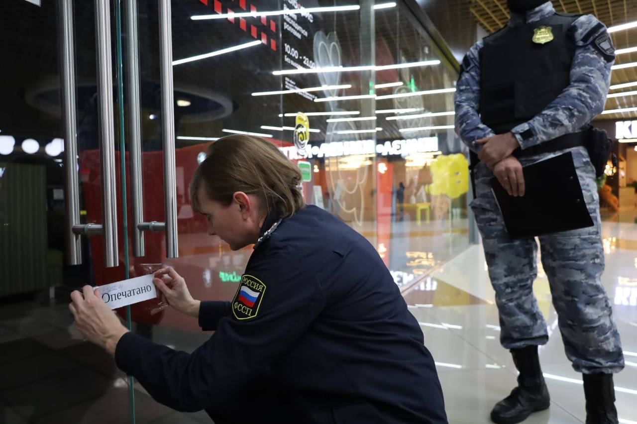 В Барнауле повторно опечатали ресторан "Рыба.Рис" в торговом центре Galaxy, сообщили amic.ru в пресс-службе ГУФССП Алтайского края.  Материал о приостановлении работы кафе поступил еще 19 ноября. Поводом стало отравление клиентки и последующее за ним выявление нарушений санитарных норм. Тогда помещение опечатали сотрудники Роспотребнадзора, но руководство заведения после их ухода сорвало пломбы и продолжило работу.  Повторно ресторан закрыли 22 ноября в десятом часу вечера. По решению суда это делали уже судебные приставы.  Они составили акт об административном приостановлении деятельности и в присутствии сотрудника спецназа ФССП приклеили пломбы на кассе и входных дверях. При этом отмечается, что последний чек был пробит в кафе в 17:26, то есть оно работало вплоть до окончания суда, который проходил в тот же день.  Хозяйке заведения Евгении Вершининой  работает по договору субаренды  вручили все процессуальные документы. Также ее предупредили об административной ответственности по статье 17.15. КоАП РФ о неисполнении содержащихся в исполнительном документе требований неимущественного характера.