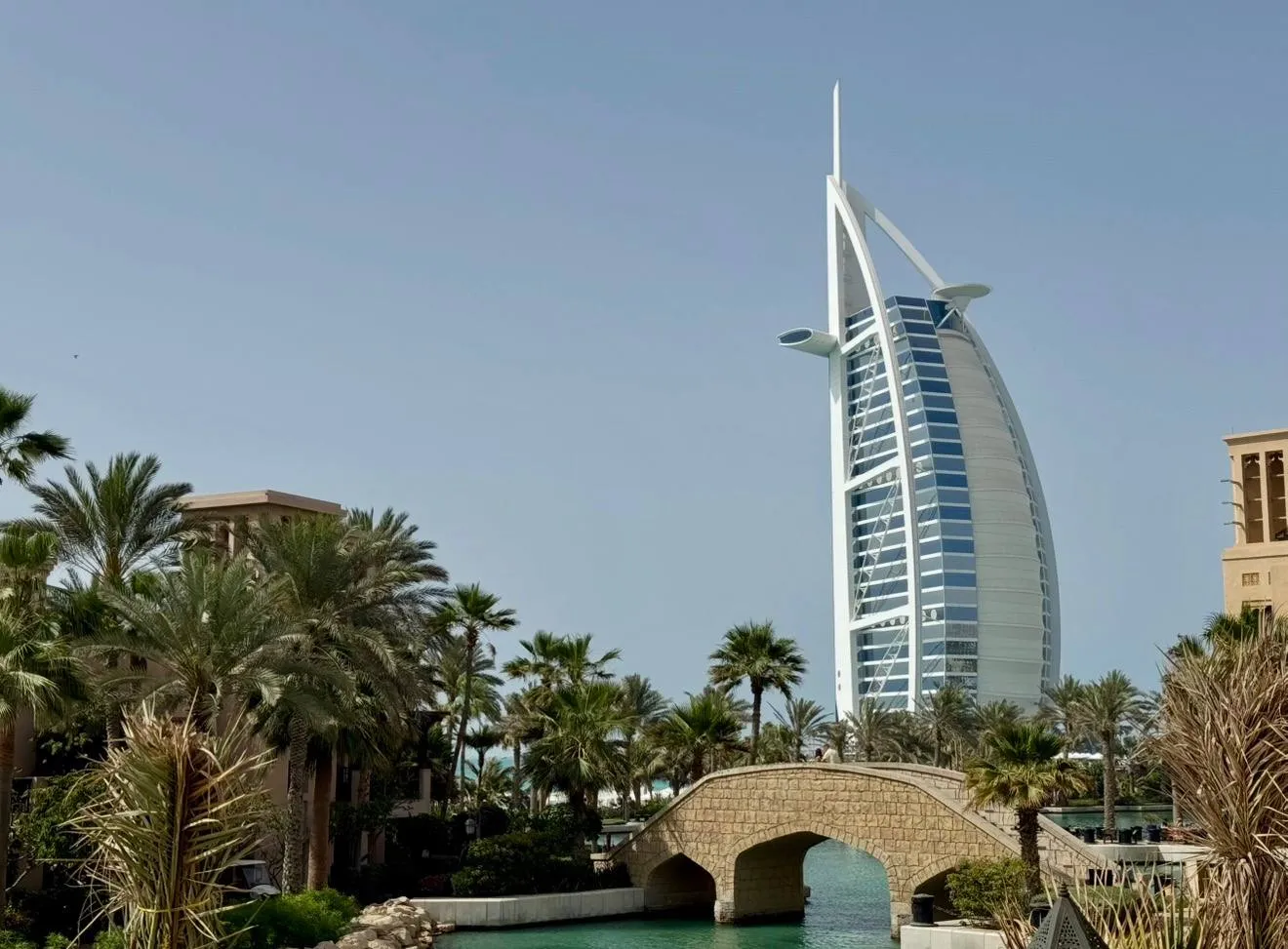 Легендарный Burj Al Arab в Дубае закроют на 18 месяцев для реставрации Один из самых узнаваемых отелей мира Burj Al Arab временно прекратит работу Оператор Jumeirah объявил 15 апреля о масштабной программе обновления которая продлится около полутора лет Знаковый отель с силуэтом в виде паруса дау ставший символом Дубая планируют обновить как произведение искусства бережно и с сохранением оригинального облика Речь идет прежде всего о реновации интерьеров Проект возглавит французский архитектор Тристан Оэр известный по реставрации парижского Hôtel de Crillon Отель открылся 27 лет назад и во многом стал визитной карточкой Дубая на мировом туристическом рынке В нем 198 люксов интерьеры оформлены с использованием мрамора сусального золота и кристаллов Swarovski Среди знаковых деталей спиральная люстра весом около 450 кг Высота здания 321 метр оно построено на искусственном острове и считается одним из самых фотографируемых отелей в мире Именно здесь проходили знаковые события от приема VIP гостей до теннисного матча на вертолетной площадке АТОР ВКонтакте Дзен