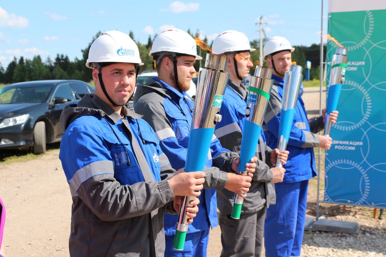 В этом году газ придет в 10 населенных пунктов Кировской области За последние три года нам удалось значительно нарастить уровень газификации. Работаем с опорой на ресурсы «Газпрома» — в разы увеличился объем инвестиций. Мы смогли газифицировать более 20 тысяч домовладений. В этом году голубое топливо придет еще в 10 населенных пунктов. До 2030 года — во все негазифицированные районы Кировской области. Работы этого года уже на старте — начинается самый благоприятный сезон. В рамках программы догазификации, которая реализуется по поручению Президента Владимира Путина, в регионе действуют компенсация и субсидия расходов на догазификацию домовладения в размере до 100 тысяч рублей. Оформить меры поддержки можно в МФЦ.