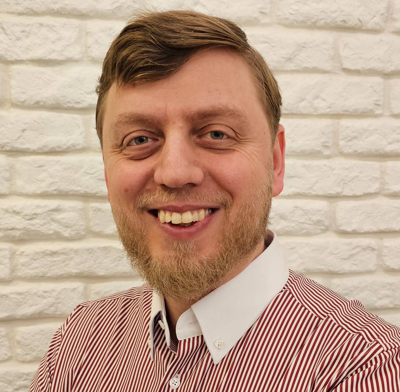 Бывший топ менеджер MR Group Леонид Савков стал первым вице президентом по маркетингу и продажам ГК Гранель Сегодня первый день его работы в компании Перед ним стоит задача сформировать и воплотить новую стратегию девелопера на ключевых направлениях маркетинга продукта и реализации недвижимости Ранее Савков занимал должность заместителя генерального директора по продажам и digital маркетингу MR Group Справочно По данным Всeостройке pф Гранель занимает 15 е место в РФ по объему текущего строительства жилья Всё о стройке в MAX