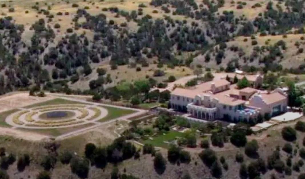 В США начали расследование преступлений на ранчо Джеффри Эпштейна в Нью Мексико Зорро неоднократно фигурировало в опубликованных Минюстом документах из дела финансиста В том числе некоторые из жертв утверждали что подвергались насилию именно на территории фермы