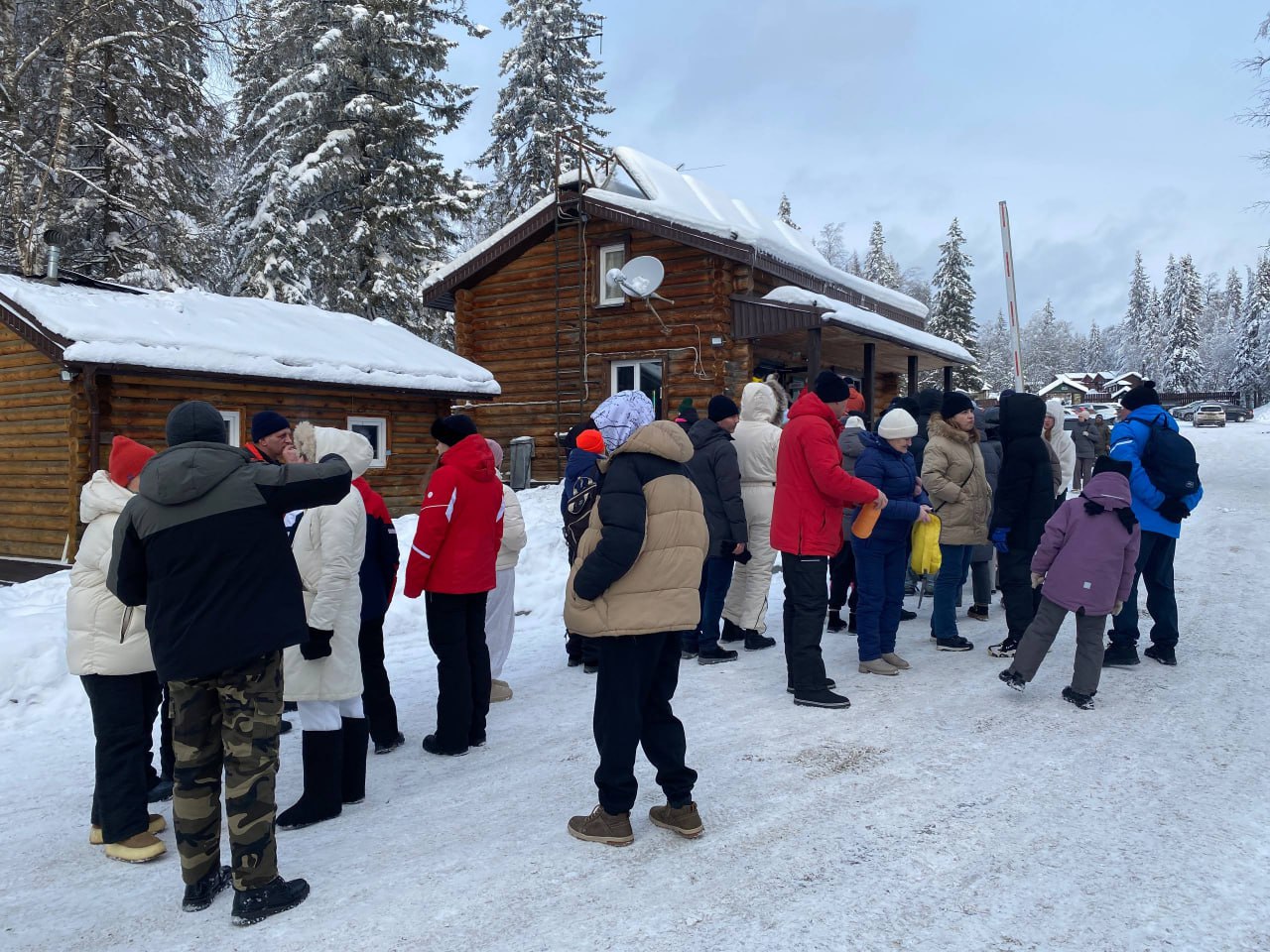 Рекорд посещаемости туристами установили в челябинском нацпарке за праздники В новогодние праздники Таганай принял около 30 тысяч посетителей Более 13 5 тысячи из них побывали на Черной скале пройдя по экотропе Таганай за 600 шагов это абсолютный рекорд посещаемости для челябинского нацпарка Чтобы подняться на смотровые площадки туристам приходилось стоять в очереди отметили в нацпарке Особо охраняемую территорию в праздники посещали не только жители Южного Урала и соседних регионов Свердловской области и Башкирии но и гости из Москвы Санкт Петербурга Смоленской области Краснодара Севастополя и Камчатки По маршрутам из Центральной усадьбы прогулялись почти 8 5 тысячи человек Еще 7 тысяч побывали на тропе на Семибратке Подписаться на vecherchel   Поддержать Читать в Мах