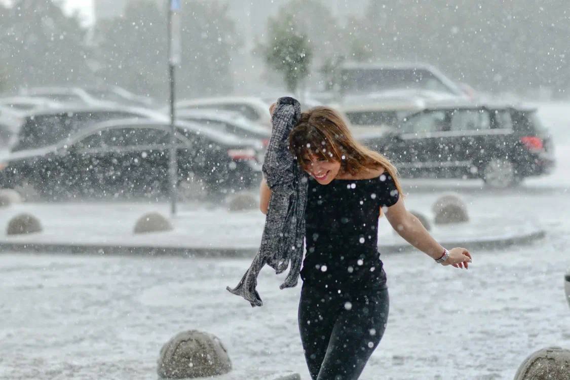 В Москву возвращаются майские морозы, предупреждают синоптики. На следующей неделе столицу ждут аномальные холода, проливные дожди и мокрый снег до выходных. Температура упадёт до -1°C, ожидаются сильные осадки. Тепло вернётся только в конце мая. Наш второй канал РУПОСТ 18+ Подписывайтесь.