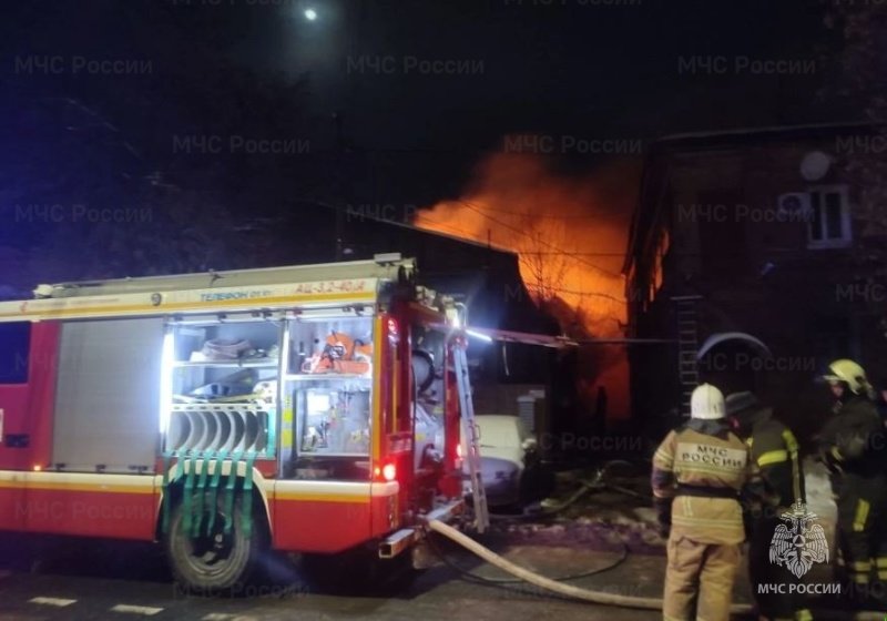 В Самаре сгорели два дома в историческом центре Площадь пожара на Молодгвардейской 12 составила 200 квадратных метров вызову был присвоен повышенный ранг опасности   oboz info v samare sgoreli dva doma v istoricheskom tsentre