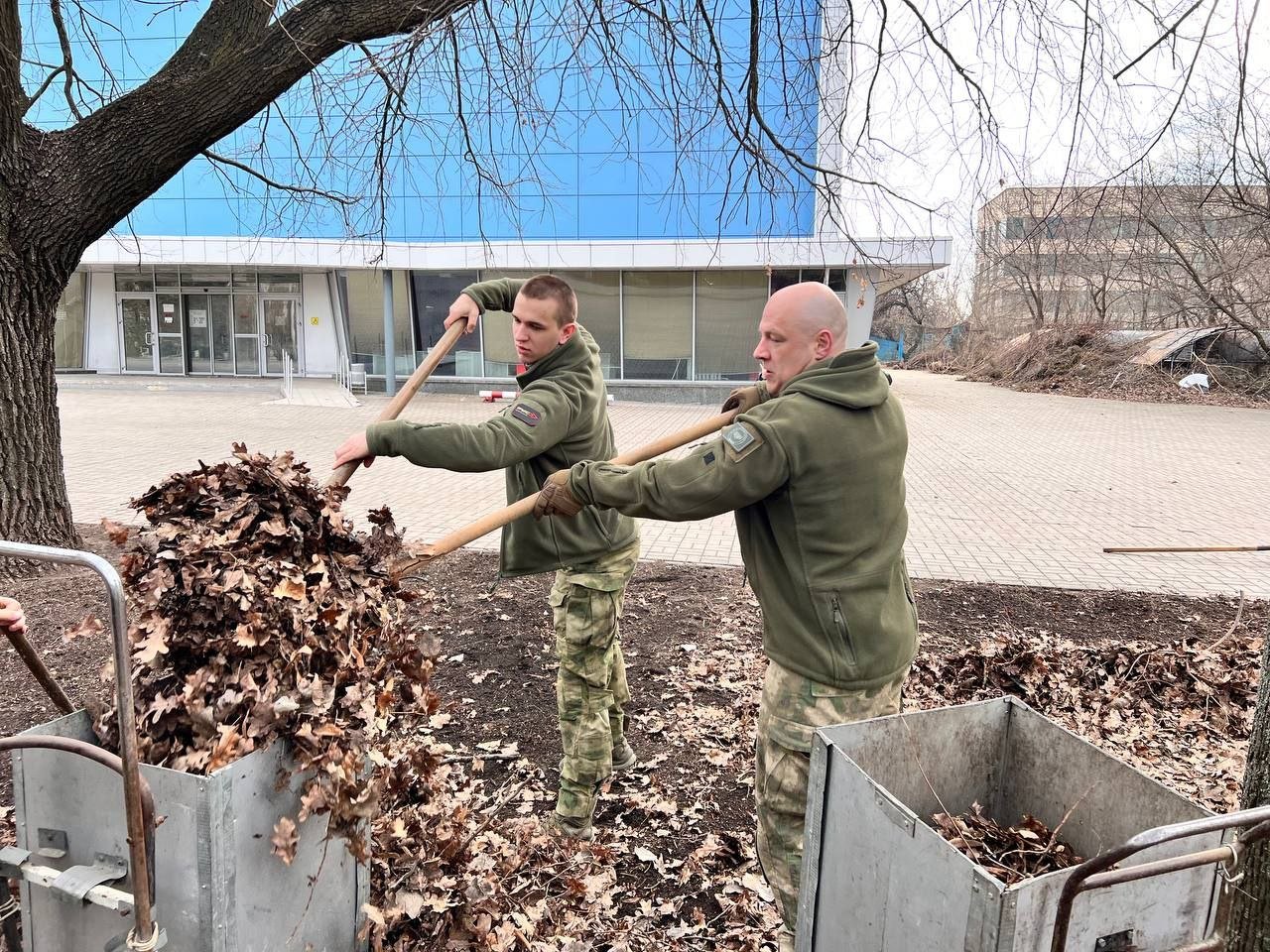 В ДНР стартовал месячник благоустройства и озеленения «Зеленый Донбасс». Начался он с общереспубликанского субботника, в котором участвовали более 30 тысяч жителей.  Филиал центра "ВОИН" в ДНР так же, в свой выходной принял участие в общереспубликанском субботнике.   Чистота наших улиц, так же важна как и чистота наших мыслей и действий.  Работаем, друзья.  Благодарю личный состав за участие в субботнике.  #ВОИН #ЕР80 #Камышов_Александр #Честь_дороже_жизни