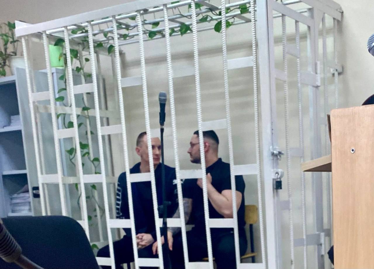 Два кемеровчанина узнали что у их знакомого красноярца есть криптокошелек с крупной суммой И загорелись идеей его заполучить Но это вещь руками не осязаемая просто так не отберешь Приехали в город на Енисее и устроили слежку за жертвой Однажды дождались момента когда за рулем оказался его друг Подельники силой вытащили друга из салона затолкали в свою машину а его автомобиль угнали Дальше по плану было вымогательство крупной суммы денег Позвонили владельцу криптокошелька плати 30 миллионов рублей Однако денег не дождались и отпустили заложника Одному из разбойников дали 10 лет другому 10 5 лет колонии строгого режима прокуратура Подписаться на kpkrsk