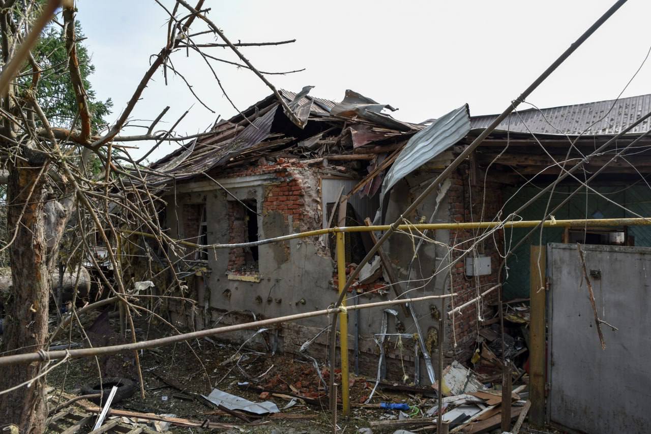 Три частных дома и два МКД повреждены за неделю в Курской области в результате обстрелов Это Рыльск, Льгов и Курск. Об этом сообщил врио первого замгубернатора — председателя правительства Курской области Александр Чепик. За прошедшую неделю специалисты завершили ремонт 10 частных домов и 4 многоквартирных домов. Установлено 74 окна, восстановлено более 500 квадратных метров кровли и 54 квадратных метра фасадов. На данный момент строительные бригады продолжают работу на 76 частных домовладениях и 13 МКД. фото из архива