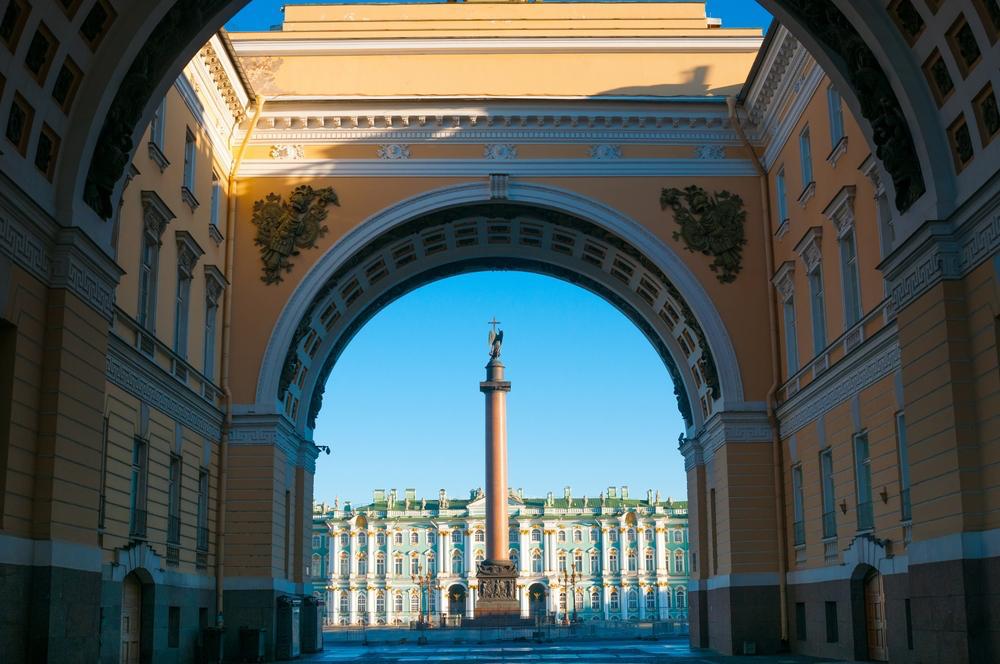 Эрмитаж поднимает цены на билеты С 1 декабря вход в Зимний дворец и Главный штаб обойдется в 700 рублей вместо 500 как говорят в музее такая стоимость сопоставима с ценами в крупных российских музеях Однако билет за 500 рублей по прежнему можно будет купить но только на вечерние сеансы в 17 00 17 30 и 18 00 по вторникам пятницам и субботам и до 31 марта 2026 года Также сохраняются льготы Восемь дней в году вход в Эрмитаж бесплатный для всех Каждый четверг вход бесплатный для посетителей до 18 лет студентов пенсионеров и ряда других категорий Каждый день вход бесплатный для детей до 14 лет многодетных семей и ряда других категорий Каждый день вход в Главный штаб бесплатный для детей до 18 лет пенсионеров курсантов военнослужащих призывников и некоторых других категорий Посещение всех выставок входит в цену входного билета Сохраняется льготная цена билетов по Пушкинской карте и карте Серебряный возраст для пенсионеров Фото Shutterstock