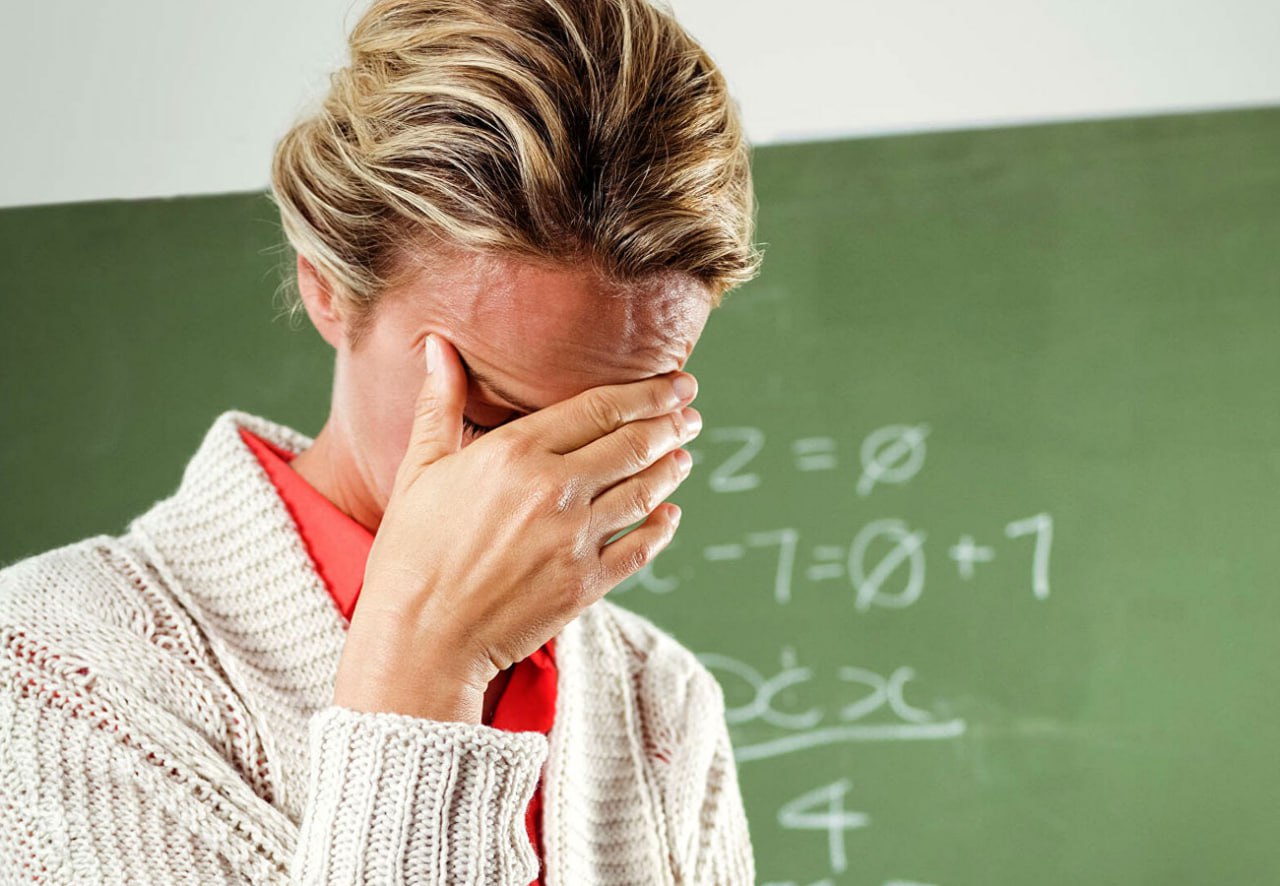 За оскорбление учителей предложили ввести крупные денежные штрафы В России обсуждаются инициативы направленные на укрепление авторитета педагогов и защиту их от оскорблений и агрессии Русская православная церковь выступила с предложением ввести существенные денежные штрафы для тех кто позволяет себе неуважительное отношение к учителям Эти средства по замыслу авторов инициативы должны напрямую поступать педагогам в качестве компенсации за моральный ущерб Помимо финансовых мер планируется запустить масштабную программу родительского ВСЕОБУЧа для восстановления авторитета педагогов В рамках инициативы родителям будут объяснять что унижение учителей вредит будущему детей Также предлагается пересмотреть статус учителей приравняв его к статусу представителей власти Это по мнению инициаторов должно повысить уровень уважения к профессии Кроме того рассматривается возможность реорганизации родительских комитетов Вместо них предлагается создать советы отцов и проводить лектории с участием священников психологов и педагогов На таких встречах планируется обсуждать широкий круг вопросов касающихся воспитания детей ВАРМСУ СМО ДНР Подписывайтесь ВАРМСУ СМО ДНР Подписывайтесь