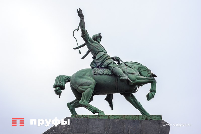 В Уфе площадь у памятника Салавату Юлаеву закроют на масштабную реставрацию В Уфе с 30 июня будет ограничено посещение площади перед памятником Салавату Юлаеву в связи с началом масштабной реставрации монумента. Об этом сообщил вице-премьер Башкирии Рустем Газизов на оперативном совещании. Реставрация будет проходить в три этапа. Первый этап, завершающийся в сентябре текущего года, предполагает подготовительные работы, требующие использования тяжелой техники. В целях обеспечения безопасности вся площадь, от парковки перед Конгресс-холлом до самого памятника, будет огорожена и закрыта для посещения с 30 июня. Сама реставрация памятника запланирована на период с октября 2025 года по апрель 2027 года. В это время памятник будет демонтирован и перенесен в специализированный цех в Уфе для проведения реставрационных работ. Заключительный этап, с апреля по сентябрь 2027 года, будет посвящен реконструкции фонтана и благоустройству площади, которая не обновлялась с 2007 года. Открытие обновленного памятника и площади с фонтаном запланировано на октябрь 2027 года, к 60-летию его создания. Обратная связь Подписаться