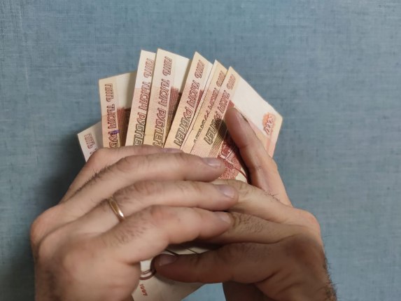Мошенники в форме ФСБ заставляют отдавать им все сбережения Фальшивые силовики выманили у россиянки почти 90 миллионов Читать подробнее на сайте...