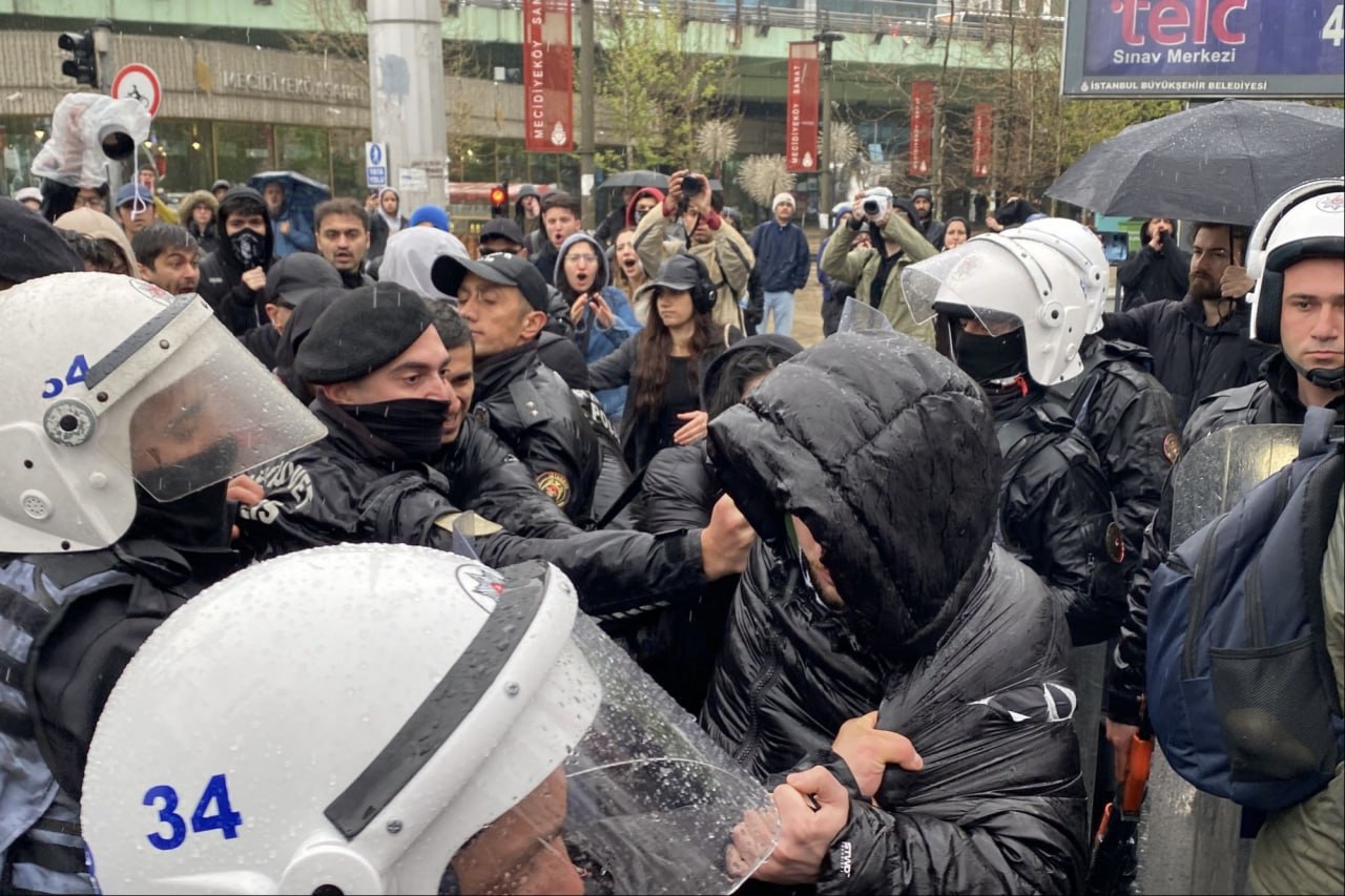 БОЛЕЕ 400 ЧЕЛОВЕК ЗАДЕРЖАНЫ В ТУРЦИИ В ХОДЕ ПЕРВОМАЙСКИХ ДЕМОНСТРАЦИЙ Около 286 тысяч граждан приняли участие в мероприятиях в рамках празднования 1 Мая в Турции. Как сообщил глава МВД Турции Али Ерликая, в ходе акций задержаны 409 человек. «1 мая в День труда и солидарности в 78 провинциях Турции было организовано 212 мероприятий, в которых приняли участие 286,5 тыс. граждан. В рамках этих мероприятий за нарушение закона о собраниях и демонстрациях было задержано 409 человек, 407 - в Стамбуле, один - в Токате и один - в Ване», – указал министр на своей странице в соцсети Х. Ерликая также указал, что прошли и ограниченные по масштабу акции возложения венков в память о погибших трудящихся на площади Таксим в Стамбуле. Всего было организовано 13 шествий от имени 13 профсоюзов, в которых в общей сложности приняли участие 817 человек.