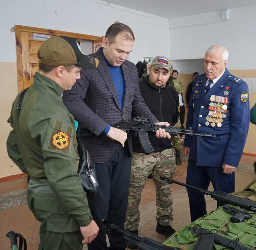 Глава Яковлевского округа вступил в «БАРС-Белгород».  По словам Олега Медведева, с сегодняшнего дня он приступает к обучению и боевому слаживанию.  Медведев стал десятым из глав муниципалитетов и заместителей губернатора, вступивших в «БАРС».   Семеро из них вернулись из отряда после одного–двух месяцев службы и продолжили работу на своих должностях.