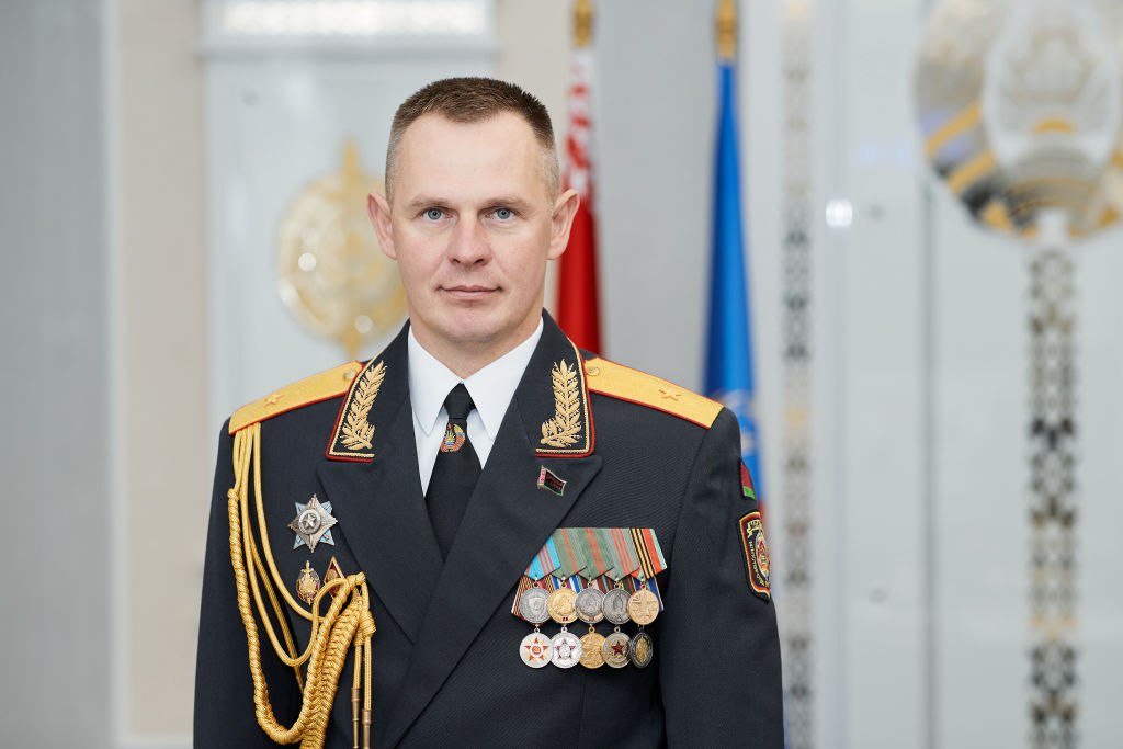 Начальник ГУВД Мингорисполкома генерал майор милиции Михаил Гриб поздравил женщин с Днем Матери В этот день мы благодарим всех мам за их заботу ласку и бесконечную преданность семье За то что рядом с вами мы учимся доброте ответственности и любви к жизни Отдельная благодарность матерям наших сотрудников и женщинам в погонах которые совмещают нелёгкую работу с ролью любящей мамы Пусть в ваших домах царят мир взаимопонимание и радость Пусть дети приносят только гордость а каждый день будет наполнен теплом и любовью С праздником дорогие мамы говорится в поздравлении