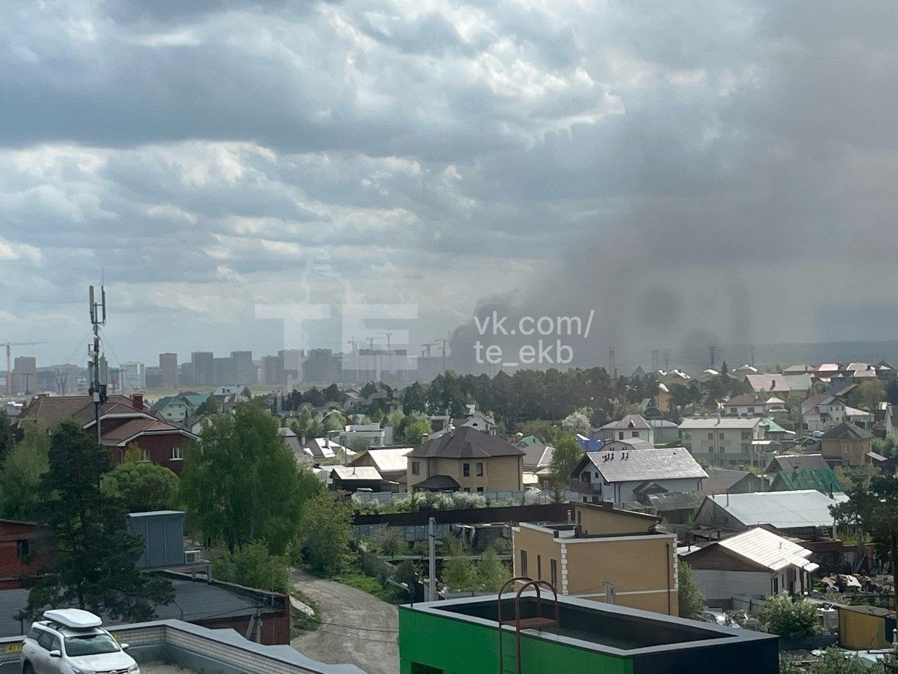 В Солнечном на стройке случился пожар. Причина возгорания и остальные подробности пока неизвестны. UPD: загорелись пенопласт и мусор, пострадавших нет. Подписаться Новости Екатеринбурга