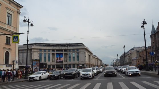 На Петербург надвигается похолодание  Михаил Леус из центра «Фобос» объяснил, что похолодание в Петербурге связано с влиянием холодной части циклона над Баренцевым морем. Ожидается переменная облачность, местами кратковременные дожди. Температура в городе до +23°C, в Ленобласти до +25°C, что близко к климатической норме. Атмосферное давление растёт. В пятницу также возможны дожди.