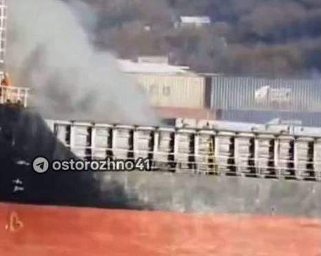 Осторожно в порту загорелось судно Пожар вспыхнул на территории морского торгового порта площадь возгорания около 100 квадратных метров По данным МЧС погибших и пострадавших нет на месте работают пожарные расчёты Причины возгорания устанавливаются По предварительной информации горит судно под китайским флагом Мы в МАХ Предложка открыта   Обсудим в чате   Осторожно Камчатка