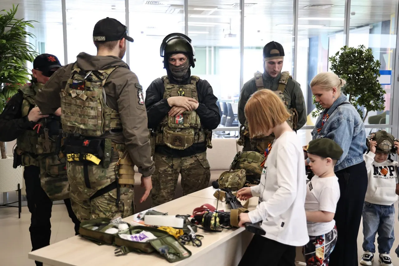 Сервис для связи бойцов СВО с чиновниками запустили в Челябинской области Новый цифровой сервис СВОи возможности появился в Челябинской области Он упрощает доступ к мерам поддержки военнослужащих и их родных Навигатор создан специально для них в рамках федерального проекта Государство для людей Граждане могут не только узнать о положенных льготах но и сразу начать их оформление оставить обратную связь прокомментировал зампредседателя правительства Челябинской области Юрий Кузнецов Мы создаем бесшовную связь между человеком и государством чтобы ни один вопрос участника СВО или его семьи не остался без внимания Вся информация в навигаторе четко структурирована Для удобства созданы разделы по категориям пользователей и жизненным ситуациям На сервисе доступны списки документов которые понадобятся полезные контакты и прямые ссылки на оформление мер поддержки Читайте Вечерку там где удобно Дзен ВКонтакте Одноклассники Max Telegram Написать нам сообщение