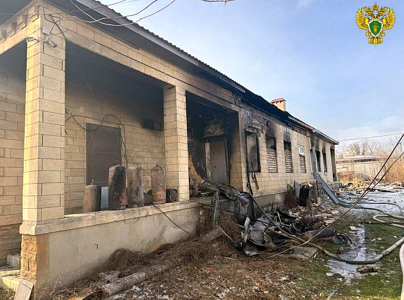 На Ставрополье завели административное дело на хозяина кафе в котором взорвался газ На Ставрополье прокуратура провела проверку по факту пожара в кафе в Кочубеевском округе на трассе Кавказ Установлено что собственник нарушил правила пожарной безопасности при хранении газовых баллонов Напомним 17 января этого года в помещении кафе произошел взрыв газовоздушной смеси в результате чего возник пожар Пострадали три работника и пятеро посетителей На владельца общепита заведено административное дело по статье Нарушение требований пожарной безопасности Ему также внесено представление об устранении выявленных нарушений закона Об этом сообщили в прокуратуре Ставрополья ГТРК Ставрополье Читайте нас в MAX