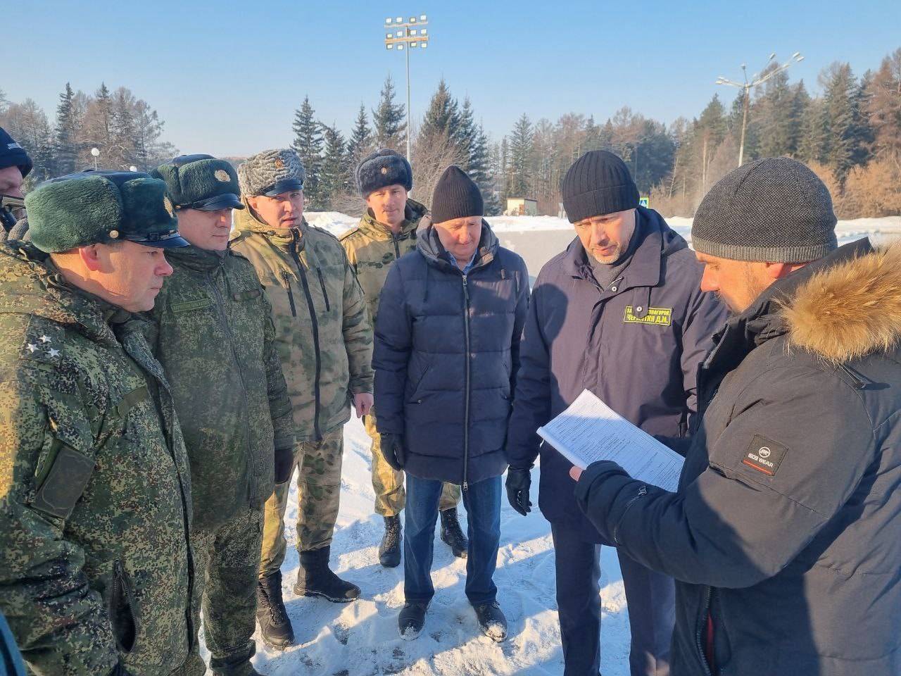 К 9 мая в Железногорске отремонтируют стелу "Ника"  Глава города Дмитрий Чернятин провел выездное совещание на площади Победы с представителями городских воинских частей. Помимо стелы также планируется отремонтировать стену памяти и лестницу, рассматривается вопрос о размещении на время праздника Вечного огня.   "Ремонт будет заключаться в устранении всех трещин, оштукатуривании, покрытии защитными грунтами, восстановлении геометрии некоторых конструкций, обработке металлических элементов, в том числе, под освещение. Также проведем обследование подходов к площади. В соответствии с нормативными требованиями, они будут восстановлены, укреплены опорные стены и лестницы", - сказал директор МКУ УИК, депутат Олег Токарев.   Следить за новостями