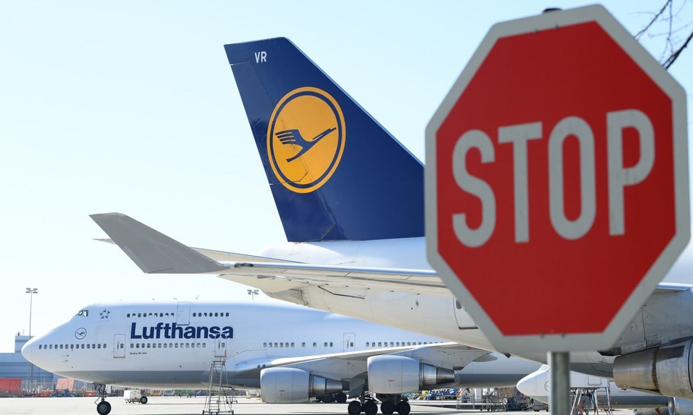 Экономический кризис в Германии затронул и авиасообщение Lufthansa планирует сократить около 100 внутренних маршрутов из за финансовых трудностей сообщает Bloomberg По словам директора авиакомпании полеты внутри страны в некоторых регионах стали нерентабельными Причина удвоение расходов на содержание аэропортов высокие налоги и сборы В некоторых регионах полеты внутри Германии больше нерентабельны отметил он Под сокращение попадут и стратегические маршруты например рейсы из Мюнхена в Мюнстер Оснабрюк и Дрезден На этих направлениях авиаперевозчик сейчас несет финансовые потери Lufthansa вынуждена оптимизировать свою деятельность в условиях сложной экономической ситуации Внутренние рейсы в некоторых регионах станут менее доступными