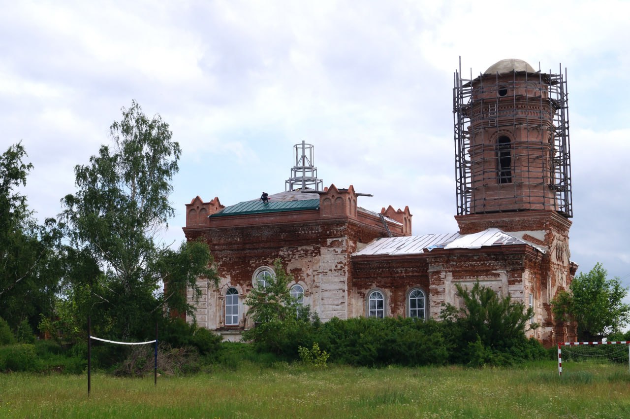 Храм в Юшково готовится к престольному празднику  В Юшково восстанавливается храм в честь святых бессребреников и чудотворцев Космы и Дамиана. С 2014 года настоятелем в этом храме служит иерей Валерий Борисенко, благочинный Каслинского округа. Богослужения проходят в молельном доме 1905 года постройки.   С 2019 года приход начал активно восстанавливать некогда величественную церковь с шестью куполами. В апреле 2022 года по созданному проекту рабочие начали кирпичную кладку: восстановили карнизы на колокольне, возвели четыре башенки для будущих малых куполов, установили каркас центрального купола.  С началом лета кровельщик из Екатеринбурга Вячеслав приступил к ремонту кровли. Работа очень сложная и опасная.   «Этим летом планируется, что мастер закончит ремонт кровли купола. Приобретены газовые котлы для отопления. Идет установка деревянной перегородки для иконостаса. Хотелось бы успеть завершить ее монтаж до престольного праздника, 14 июля», – рассказал о планах иерей Валерий Борисенко.