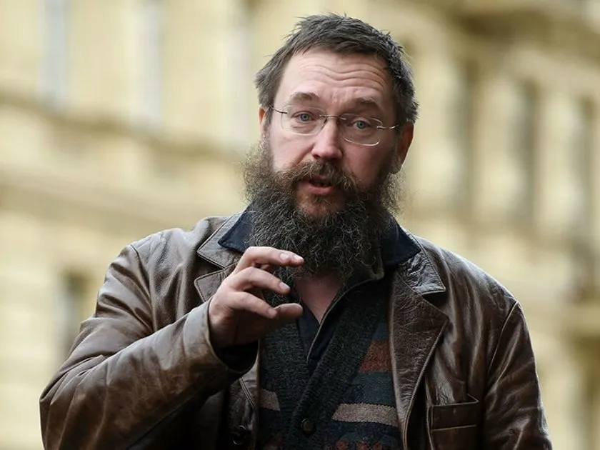 Бизнесмен Герман Стерлигов заявил что российских родителей чьи дети посещают школы ждёт божья кара в виде смерти Он также считает всю школьную программу безбожным скотством Каждый школьник и школьница занимаются богохульством потому что гуманитарные науки литература история это богохульство Лермонтов Пушкин Достоевский богохульство История богохульство А химия физика и прочее колдовство подчеркнул предприниматель Стерлигов убеждён что такое образование лишает детей духовности и ведёт к греху расплатой за который согласно Писанию служит гибель