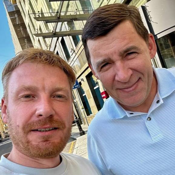 Свердловский экс-губернатор Куйвашев впервые 4 месяца появился в медиаполе Фотографию с бывшим главой региона, про которого ничего не было известно с момента его отставки, выложил Егор Бычков — директор благотворительного фонда «Живи, малыш». «Виделись с Евгением Владимировичем. Деталей разговора, конечно, передавать не буду, но напомню, что фонд «Живи, малыш» оплатил лечение почти сотни детей благодаря просьбам губернатора поздравлять его на день рождения перечислениями в фонд на протяжении многих лет», — подписал фотографию директор. В комментариях Бычков отметил, что встретился с Куйвашевым в Москве. Журналисты пишут, что фото свежее. До этого Евгений Куйвашев последний раз появлялся на публике 28 марта — когда в резиденции губернатора было представление нового главы региона, Дениса Паслера. Тогда экс-губернатор заметно волновался, заключительную речь произносил дрожащим голосом и попросил прощения, «если кого-то обидел». Новости Екб тут