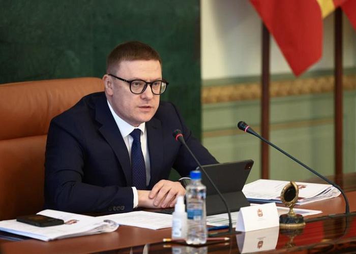 ИИ внедрят в госуправление Челябинской области В Челябинске прошло заседание областного Совета по искусственному интеллекту под председательством Алексея Текслера Участники обсудили ключевые тренды на нейросети системное внедрение ИИ в госуправление экономику и социальную сферу Инициатива должна идти от вас коллеги Будем формировать рейтинг цифровой зрелости и органов исполнительной власти и муниципалитетов Будем на нашем Совете эти вопросы рассматривать Надеюсь что каждый из вас лично я имею в виду руководителей которые здесь присутствуют возглавит процесс внедрения технологии искусственного интеллекта в сфере своей компетенции дал поручение глава региона Губернатор назвал искусственный интеллект базовой технологией От нее напрямую зависят темпы экономического роста качество управления а также технологический суверенитет страны По оценкам правительства России профильных аналитических центров совокупный экономический эффект от внедрения искусственного интеллекта к 2030 году может достичь более 11 триллионов рублей уточнил Алексей Текслер Челябинская область один из первых регионов утвердивших собственную стратегию развития ИИ Она дополняет федеральные приоритеты и учитывает индустриальный профиль Южного Урала Особое внимание уделяется промышленности как основе экономики и повышению эффективности государственного и муниципального управления Подписаться на vecherchel   Поддержать Читать в Мах