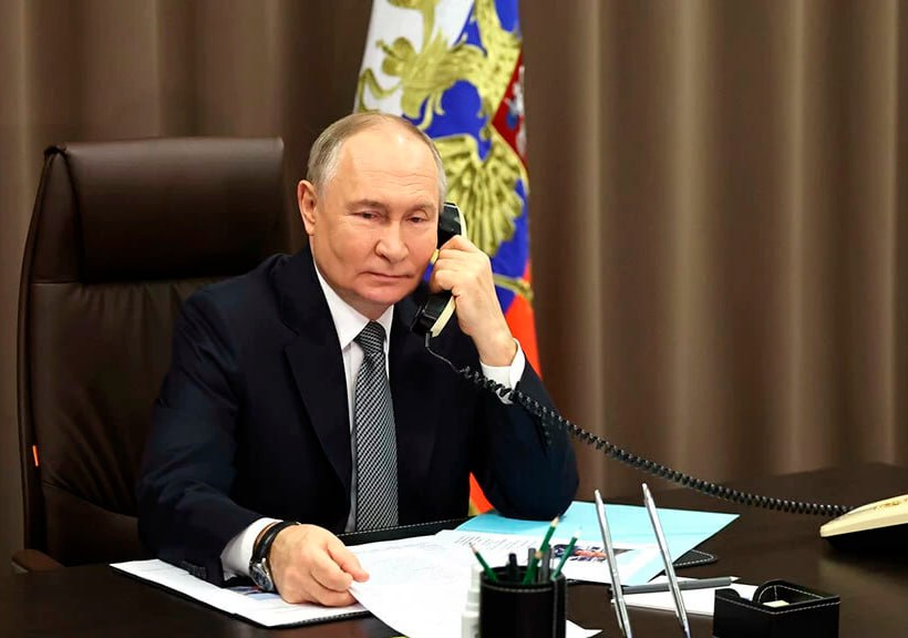 Президент РФ Владимир Путин провёл телефонные разговоры с президентом Ирана и премьер-министром Израиля Главное из сообщения Кремля: Россия осуждает действия Израиля, предпринятые в нарушение Устава ООН и международного права. Российская сторона всемерно поддерживала усилия по урегулированию ситуации вокруг иранской ядерной программы мирным путём, выдвинула конкретные инициативы, направленные на нахождение взаимоприемлемых договорённостей. Россия и далее будет способствовать деэскалации конфликта между Ираном и Израилем. В разговоре с премьер-министром Израиля Путин акцентировал на важности возврата к переговорному процессу и разрешения всех вопросов, касающихся иранской ядерной программы, исключительно политико-дипломатическими средствами. Президент РФ выразил готовность оказать посреднические услуги, с тем чтобы не допустить дальнейшей эскалации напряжённости. Условлено, что российская сторона продолжит тесные контакты с руководством как Ирана, так и Израиля, направленные на урегулирование нынешней ситуации, чреватой самыми пагубными последствиями для всего региона. Фото: Администрация Президента России : Написать нам