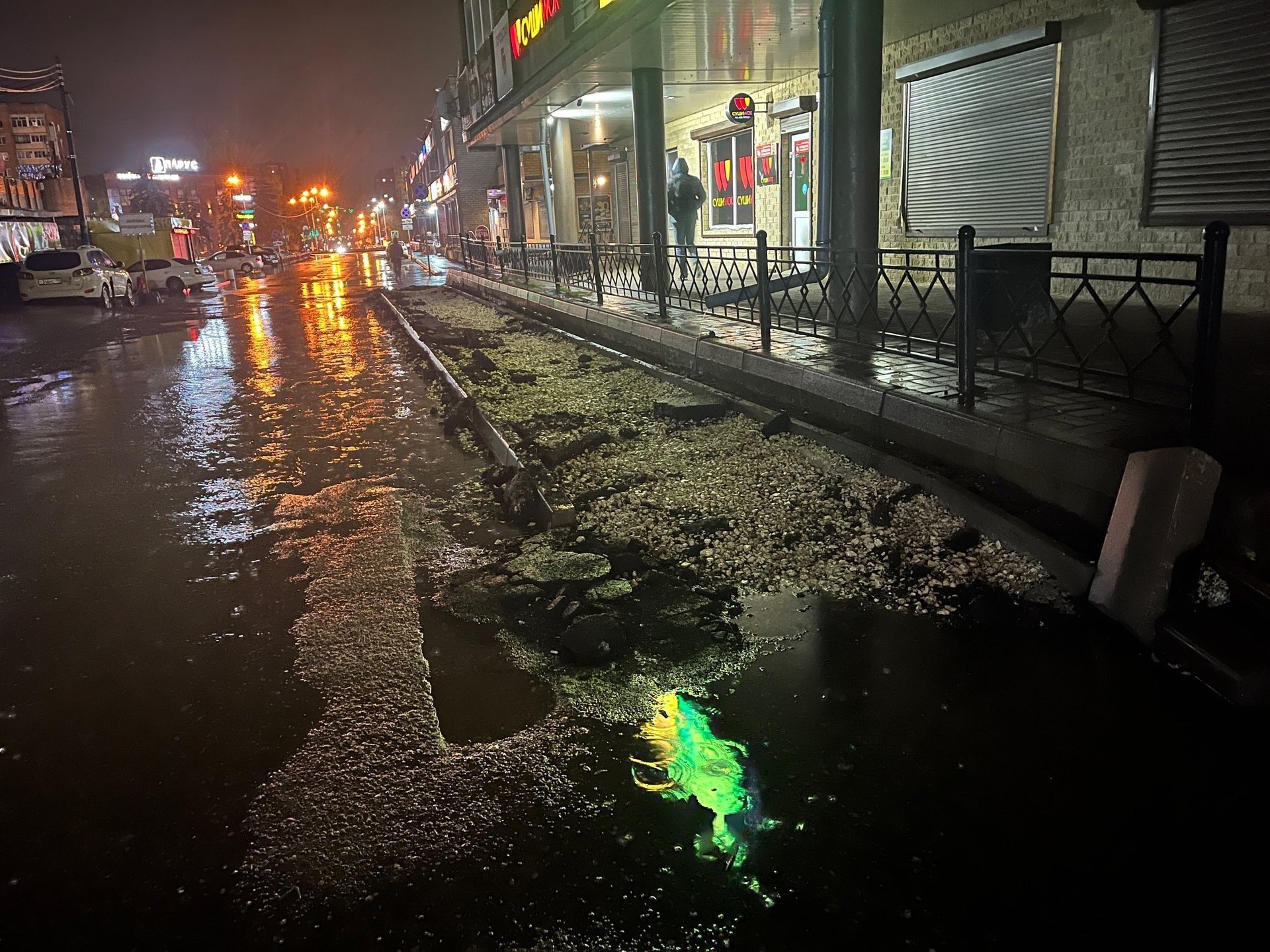 На улице Королёва в Жуковском, там где в дождь водостоки поливают прохожих, а рядом разместилось ГИБДД, с середины лета перекладывают асфальт — то положат, то сломают. Конца и края этому процессу не видать.   "Участок дороги от станции по Опаленной Юности и далее к Королева — ужасный, - возмущаются жуковчане в соцсетях. - Здесь вместо асфальта ухабы и ямы. Я хочу заметить, что это самый проходимый пешеходный участок: все люди идут на работу и зимой их будет еще больше. Вместо асфальта здесь ямы, канавы, битый щебень, дыры… Я просто не могу понять почему за столько лет еще никто из властей города не догадался сделать его нормальным. Просто нормальным. Там лужи, глубиной с озеро на Ильинском пруду! Освещение через раз работает, грязь, мусор, крысы бегают. Неужели никто не выделит на реконструкцию этой зоны денег и нормальных людей. Для наукограда такая проблема — позор".