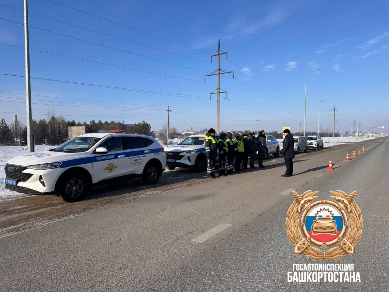 В эти минуты в Уфимском районе на 10 км подъезда к автодороге М-12 "Восток" проходят массовые проверки водителей   На мероприятии совместно с сотрудниками отдельного специализированного батальона ДПС Госавтоинспекции МВД по РБ задействованы сотрудники Федеральной службы судебных приставов, Россельхознадзора и сотрудники местной Госавтоинспекции.    Напоминаем, что тактика «сплошных» проверок предполагает остановку сотрудниками полиции всех автомобилей без исключения на заранее выбранном безопасном участке дороги.    ‍  Мероприятия направлены на профилактику ДТП и исключение грубых нарушений правил дорожного движения, в том числе и пресечение пьяного вождения и выявление должников.     Прошу с пониманием отнестись к принимаемым с нашей стороны мерам.