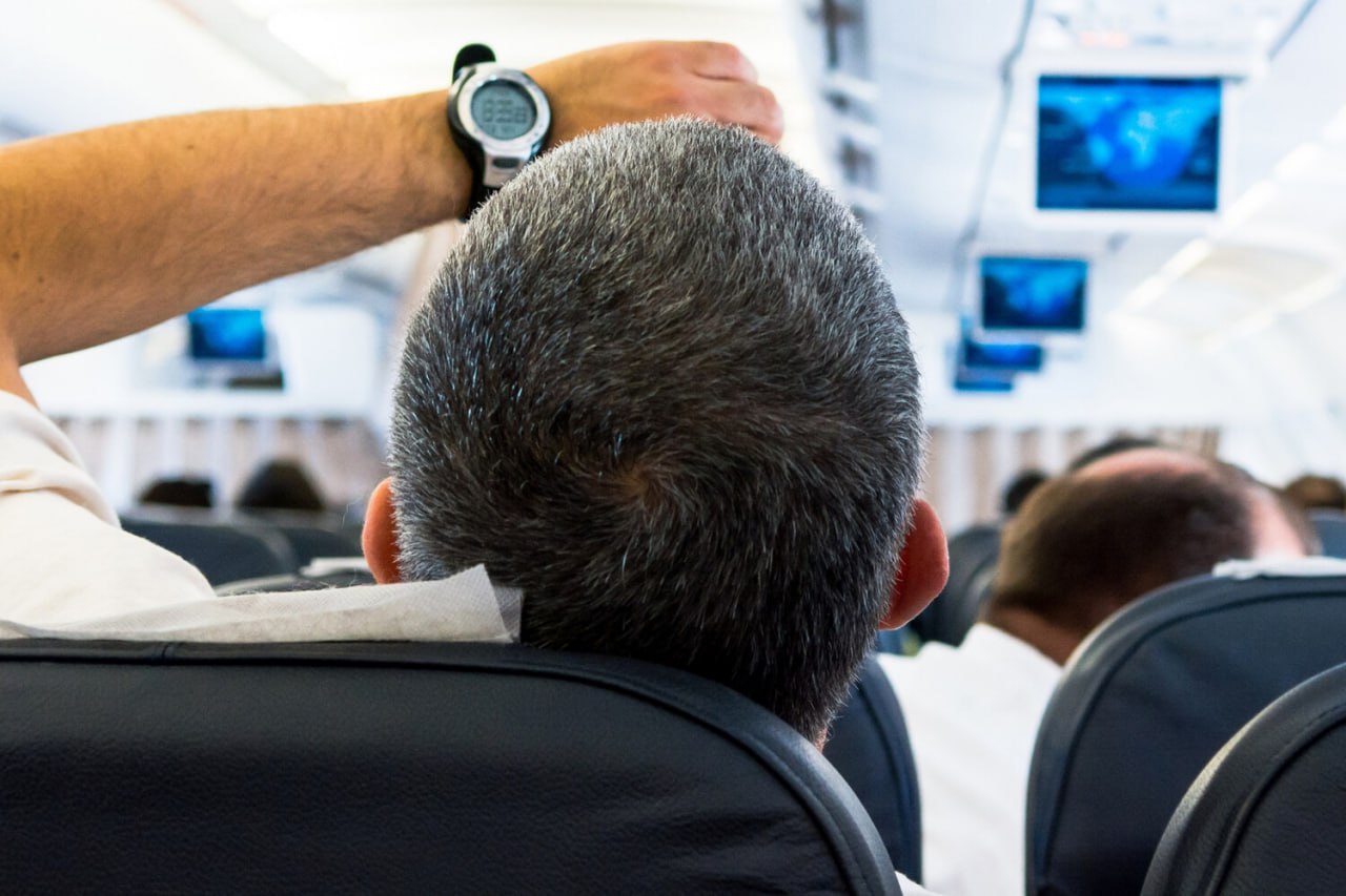 В России призвали ввести черные списки с запретом на полеты для авиадебоширов Авиэксперты также предложили увеличить для них штрафы Эксперты отмечают что лёгкие наказания не пугают нарушителей Однако многие дебоширы особенно из бизнес класса смогут позволить себе даже крупные штрафы в 50 тыс рублей Экономика на ночь