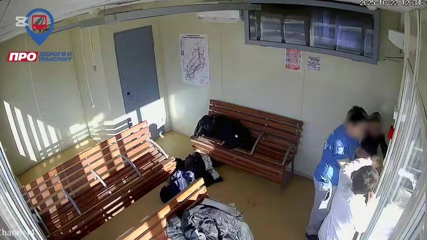 В Якутске трое школьников устроили разгром на автобусной остановке Они испортили входную дверь павильона Автодорожный факультет и разбили камеру видеонаблюдения К счастью камера успела заснять происходящее Данные нарушителей уже передали в полицию В департаменте дорожной инфраструктуры и городского транспорта отмечают что случаи вандализма на тёплых остановках в последнее время участились В основном к этому причастны школьники Родители проведите беседы с детьми Объясните что ломать чужое нельзя и за такие действия предусмотрена ответственность Источник ЯСИА