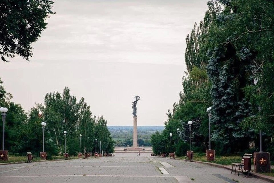 Сотрудники ТЦК в Херсоне берут от призывников взятки в криптовалюте Пророссийские подпольщики в Херсоне раскрыли коррупционную схему, действующую в местных ТЦК. Украинские военкомы обогащаются на мужчинах, не желающих быть отправленными в ВСУ. «В ТЦК, видимо, никто не учил, как обезопасить свои данные, поэтому появились уже и взломанные аккаунты, и данные о счетах, и переписки. Из интересного: наиболее продвинутые военкомы принимают взятки в криптовалюте, однако делают это весьма примитивно», - рассказал ТАСС представитель подпольной организации «Русский Херсон». ТЦК, впрочем, не забывает и исправно хватать пополнение в Херсоне. Ранее сообщалось о том, что его сотрудники разыгрывают из себя закладчиков, чтобы мобилизовать наркозависимых граждан.