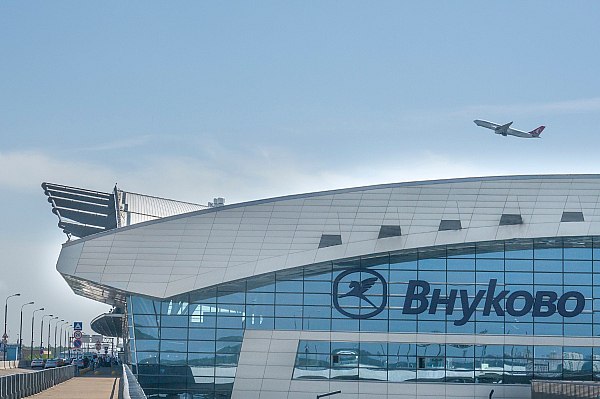 Аэропорт "Внуково" присоединяется к эксперименту по сбору биометрии у иностранцев Аэропорт "Внуково" с 1 мая присоединится к эксперименту по приему биометрии у прибывших в страну иностранных граждан. Об этом сообщает "Интерфакс". "С 1 мая к эксперименту по сдаче биометрии иностранными гражданами подключается международный аэропорт Внуково им. А.Н. Туполева", – заявила официальный представитель МВД России Ирина Волк. Представитель министерства напомнила, что иностранные граждане и лица без гражданства, пересекающие границу России через международные аэропорты московской зоны и в автомобильном пункте пропуска Маштаково в Оренбургской области, обязаны сдать биометрические данные – изображение лица и отпечатки пальцев. aviaru.net/n283201