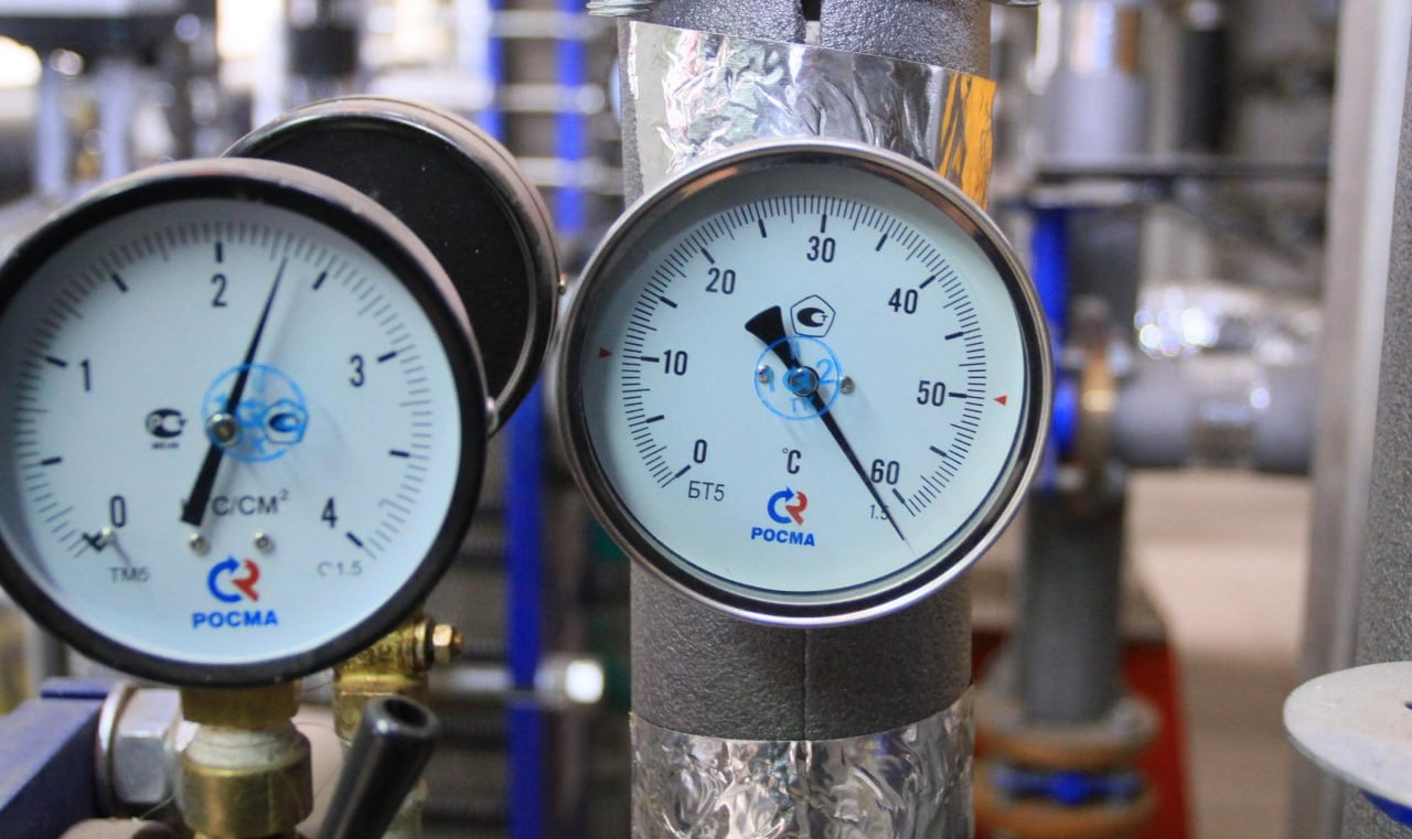 Восемь газовых котельных вместо угольных построят в Новосибирске Сибирская генерирующая компания приступила к проектированию восьми новых котельных. Их построят по концессионному соглашению с мэрией Новосибирска. Современные модули заменят старые угольные теплоисточники. Газовые блочно-модульные котельные разместят отдельно от жилых помещений. Сейчас муниципалитет определяет, где развернут стройку. Пока точно известны места, где возведут два здания из восьми: на улице Выборной, 19 и улице Европейской, 4/1. Завершить проектирование новых источников отопления специалисты Сибирского инженерно-аналитического центра планируют к концу года.