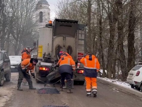 В 1-м Больничном переулке отремонтировали дорогу  На участке от улицы Степана Разина до Фридриха Энгельса  в 1-м Больничном переулке отремонтировали дорогу. Дорожный ремонт проводили с использованием горячих литых асфальтобетонных смесей. Это позволило обновить дорогу, не дожидаясь весны. Об этом сообщил городской голова Калуги.