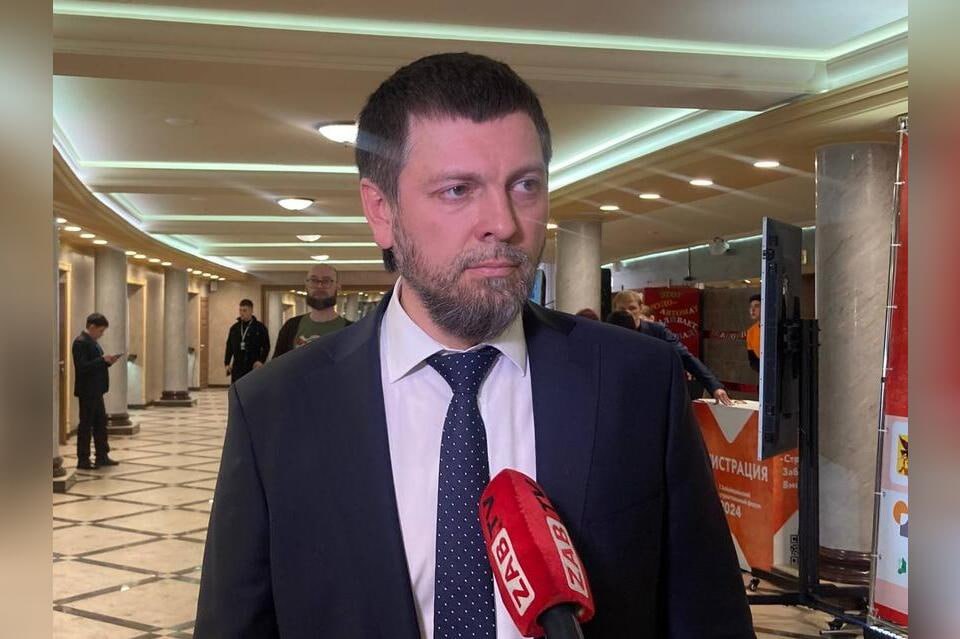 Зампред правительства Забайкалья Алексей Гончаров попал в смертельное ДТП  По данным нашего источника, и.о. зампреда правительства края Алексей Гончаров ночью попал в аварию на трассе в Улетовском районе.  Гончаров был за рулем одного из автомобилей, вторым управляла женщина, которая погибла на месте.  Также якобы травмы получили два пассажира автомобиля, которым управляла погибшая женщина.  В УМВД на наш запрос ответили "нет информации". В пресс-службе правительства комментария получить не удалось, ровно как и Госавтоинспекции.   Сам Гончаров был онлайн в 9 часов утра, на звонки не отвечает.  По данным краевого Миндрава, пострадавших шестеро.  Из них: - 1 смерть в машине СМП.  - Госпитализированы трое: Двое взрослых в ЗККБ, один несовершеннолетний в КДКБ. Все в тяжелом состоянии. Всем им оказывается вся необходимая медпомощь.  - Двое не госпитализированы  1 взрослый, 1 несовершеннолетний   ZAB.RU
