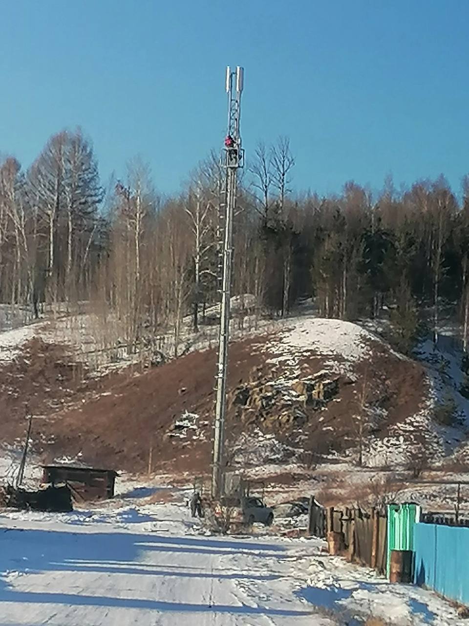 Радостная новость! В поселке Ленинский  установлены две вышки сотовой связи, сейчас ведутся работы по монтажу и настройке оборудования.    Все жители с нетерпением ждут появления стабильной связи и доступного интернета!  Отметим, что работы ведутся в рамках федеральной программы «Устранение цифрового неравенства».