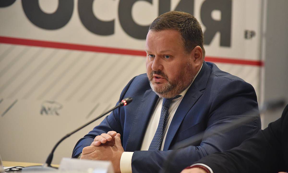 Средний возраст работников здравоохранения в России составляет 44,5 года — министр труда Антон Котяков. Почти 43% работников здравоохранения старше 50 лет.