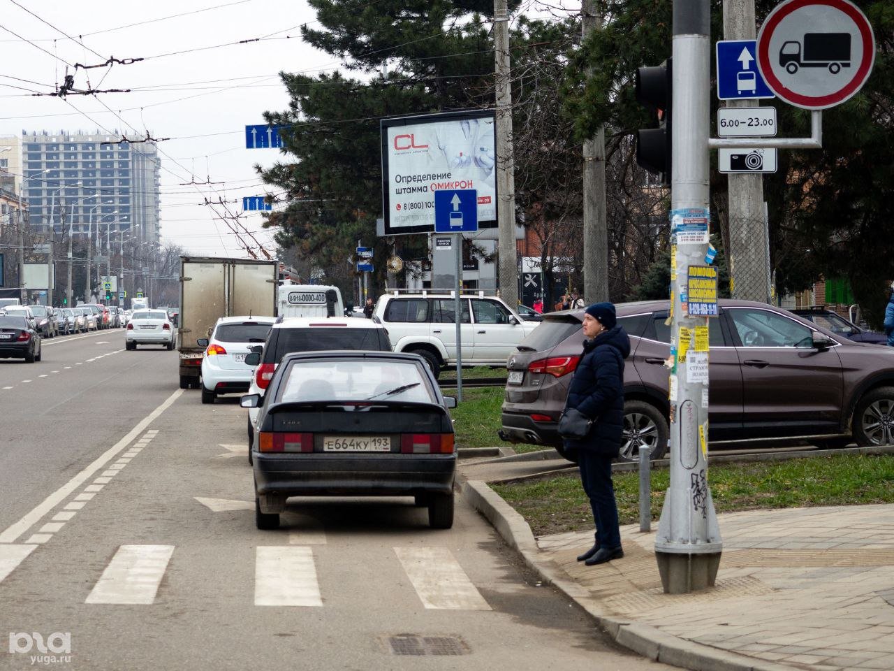 В Краснодаре выделенную для общественного транспорта полосу на ул. Северной продлят  В рамках ремонта Северной в 2024 году выделенную полосу дорожники продлили до Садовой. В октябре 2023 года был запущен участок от Седина до Леваневского в обоих направлениях, — сообщил департамент транспорта и дорожного хозяйства кубанской столицы.  В последние годы для общественного транспорта были выделены полосы на улицах Октябрьской, Седина, Мира, Ставропольской, Северной, им. Мачуги и Трамвайной. Сегодня на финальном этапе находятся работы по обустройству выделенной полосы на участке ул. Тургенева от ул. Дальней до ул. Дзержинского.  Как собираются контролировать ПДД на выделенках, не сообщается.   Подписаться.