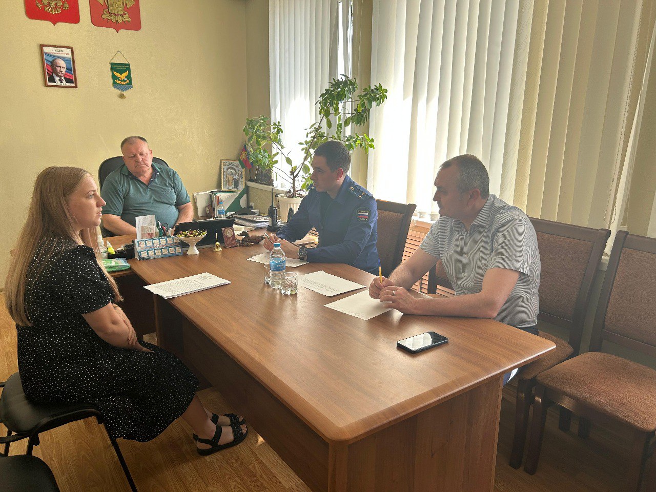 Совместно со Славянским межрайонным прокурором Игнатом Усом провели приём граждан в Черноерковском сельском поселении. Жители обратились с вопросами, касающимися земельного законодательства, газификации домовладений и рядом других вопросов. Все обращения поставлены на контроль для рассмотрения и решения. Напоминаю, уважаемые жители, что приём граждан провожу еженедельно по пятницам в администрации района по адресу: г. Славянск-на-Кубани, ул. Красная, 22. Запись на приём по телефону общественной приёмной 8-861-46-4-11-12. #приёмграждан #Черноерковская #Славянскийрайон