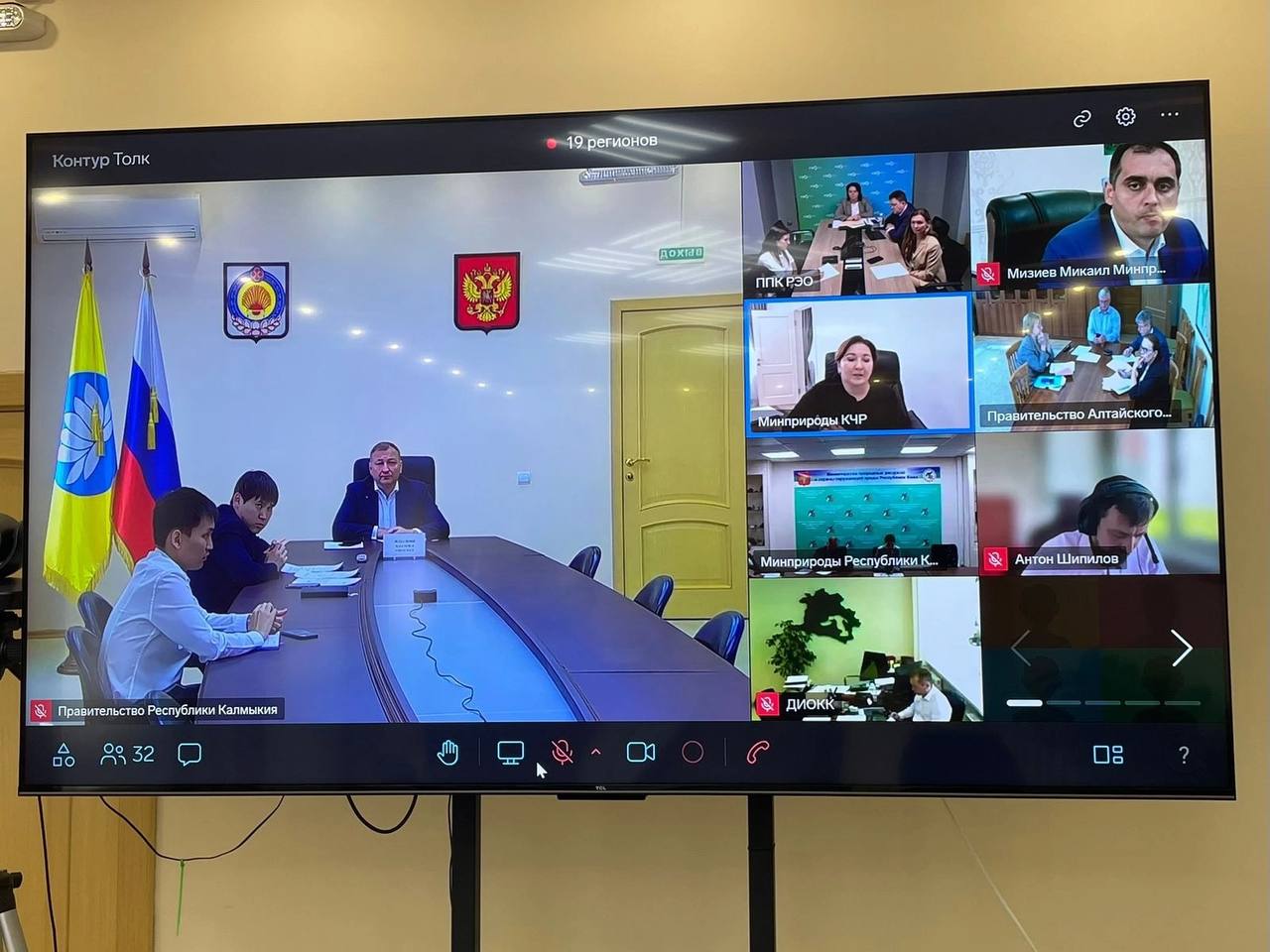 В Калмыкии продолжается реализация проекта по обращению с ТКО Республика готовится к строительству современного комплекса по обращению с твёрдыми коммунальными отходами. Как сообщил зампред правительства Калмыкии Александр Мишаков, проект является одним из ключевых направлений в рамках реформы системы обращения с отходами. Ранее Александр Мишаков принял участие в ежемесячном совещании с представителями публично-правовой компании «Российский экологический оператор», где обсуждался ход реализации проекта. По проекту запланировано строительство объекта с мощностью 85 тыс. тонн в год по обработке отходов, 35 тыс. тонн — по утилизации и ещё 85 тыс. тонн — по захоронению. В настоящее время ведётся разработка проектно-сметной документации.